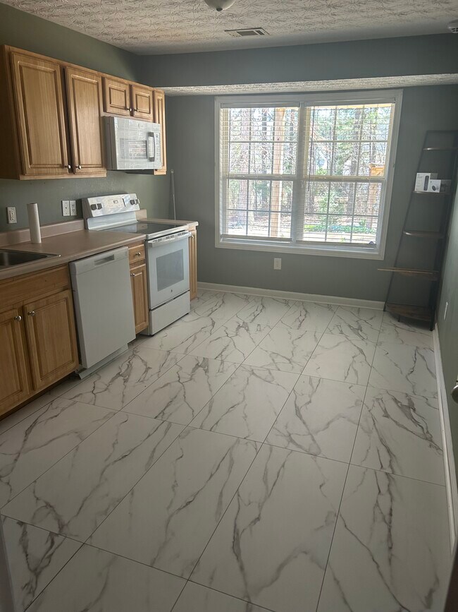 Cocina con suelo recién reformado - 70 Trelawney Dr
