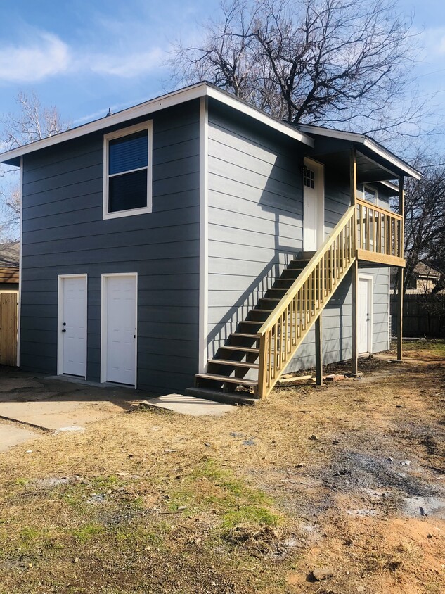 Upstairs garage living - 2538 NW 21st St