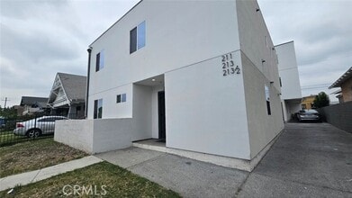 Building Photo - 211 W 43rd St