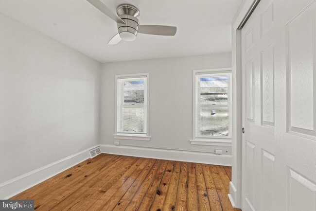 Building Photo - 910 S Darien St