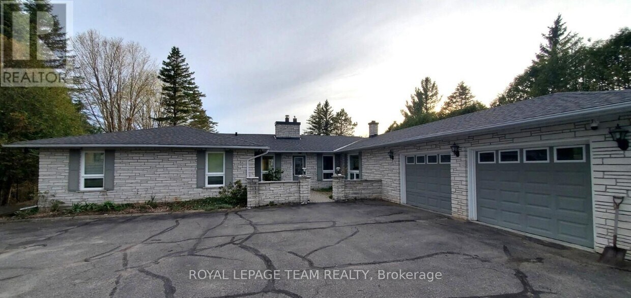 Photo principale - 2064 River Rd