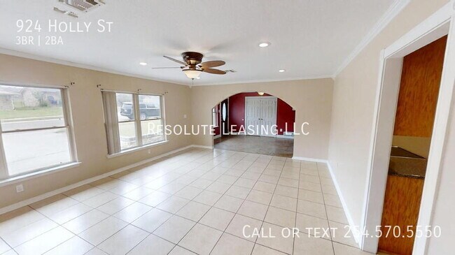 Building Photo - 924 Holly St