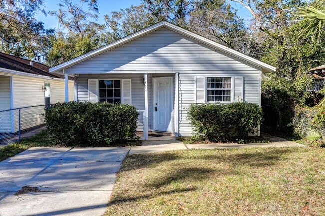 Building Photo - Charming 3-Bedroom Home Near Downtown Pens...