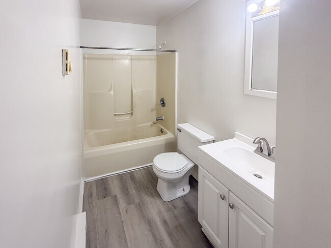Foto del edificio - 496 Lancaster Creek Dr