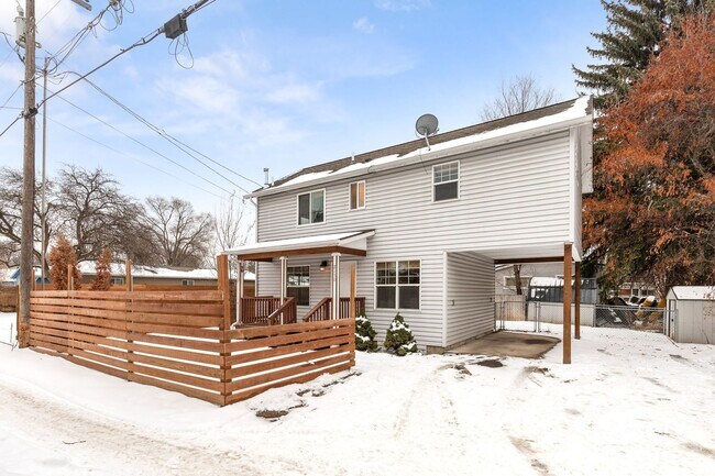 Building Photo - $2,300 - Three Bedroom House in Central Mi...