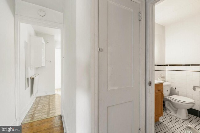 Building Photo - 239 E Girard Ave