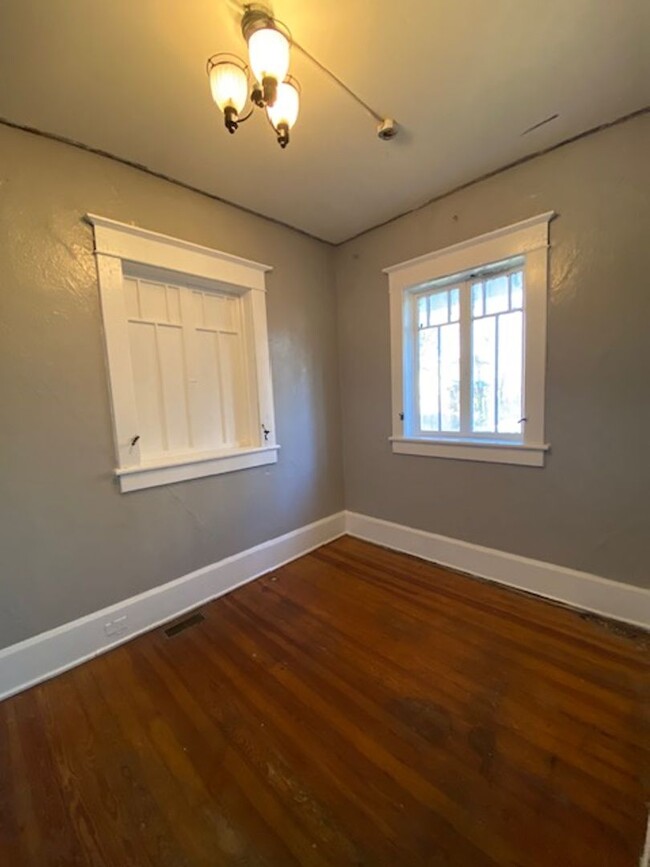 Building Photo - 3 Bedroom 2 Bath apartment across the St f...