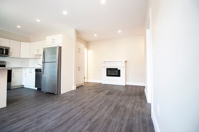 2BDR - Salon - 377 Brandon Apartment