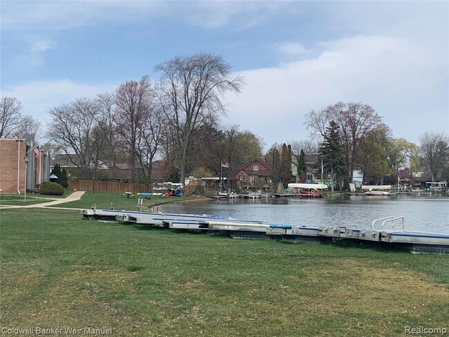 Foto del edificio - 1659 Cass Lake Rd