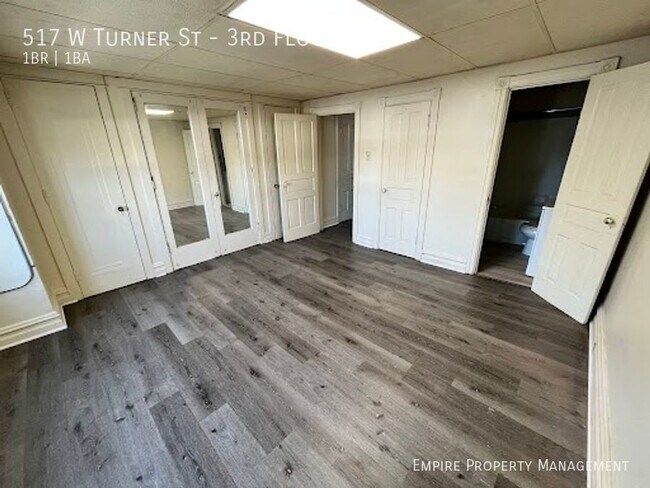 Building Photo - 3rd Floor-1 Bedroom/ 1 Bathroom Apartment ...