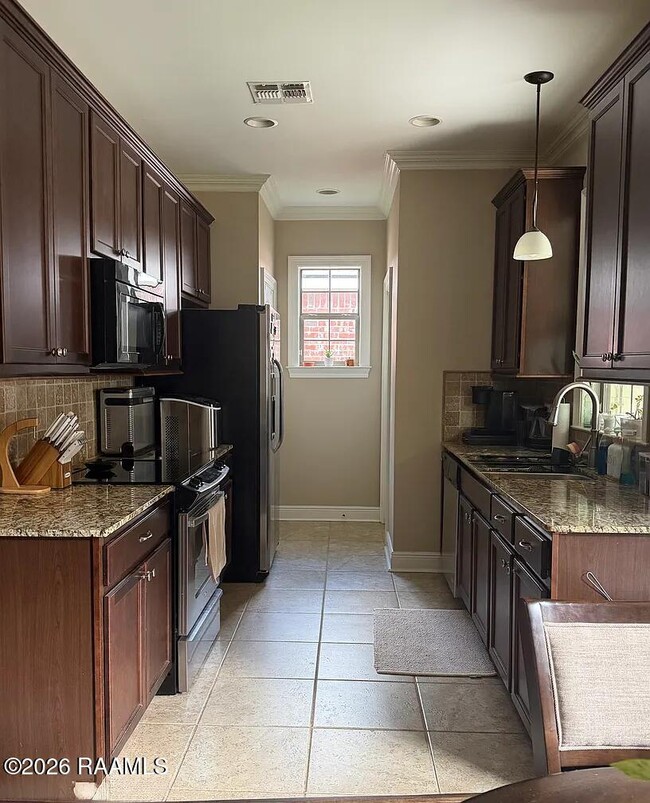 Building Photo - 211 Milton Estates