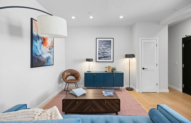 Building Photo - 693 Sutter St