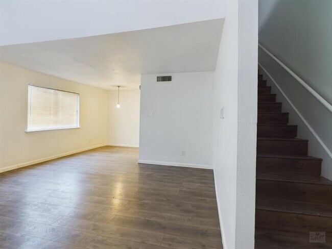 Building Photo - 2124 Burton Dr