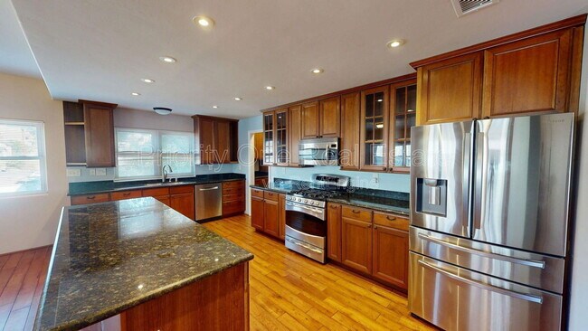 Foto del edificio - 2025 Cypress Ave.