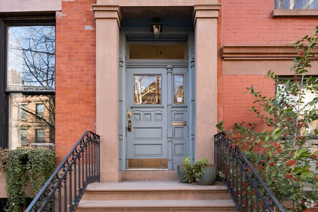Building Photo - 242 Henry St