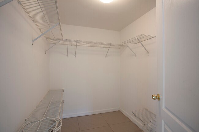 Building Photo - 425 NE 30th St