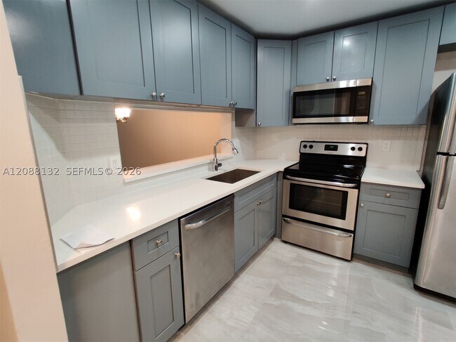 Foto del edificio - 8750 Royal Palm Blvd