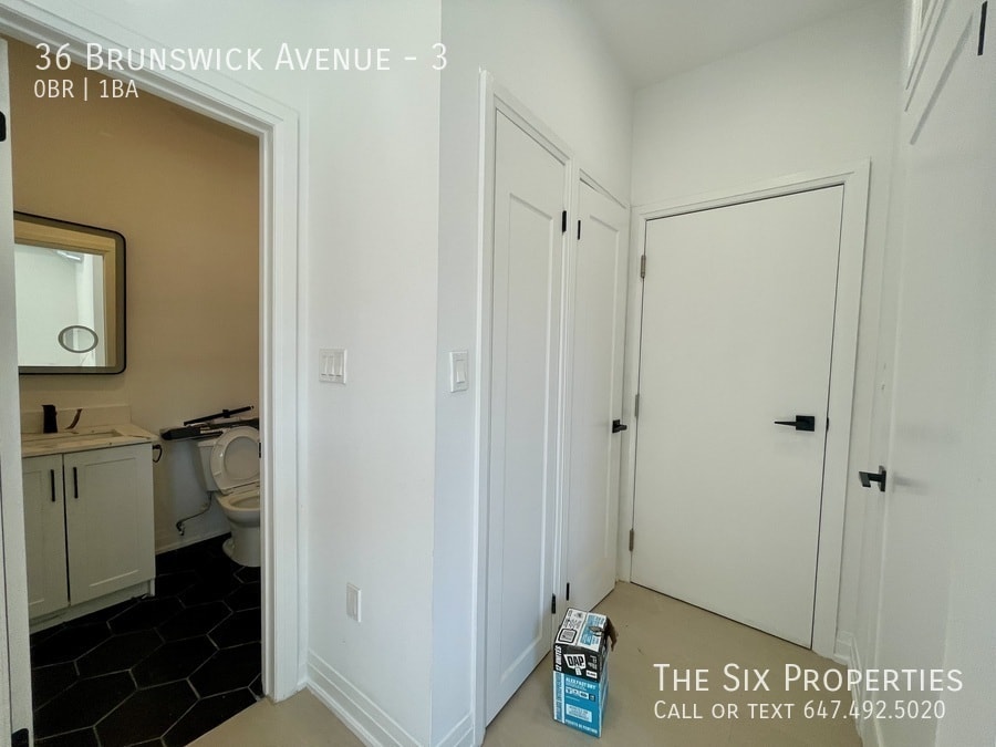 Building Photo - Brand New Bachelor Apartment in the Heart of Downtown