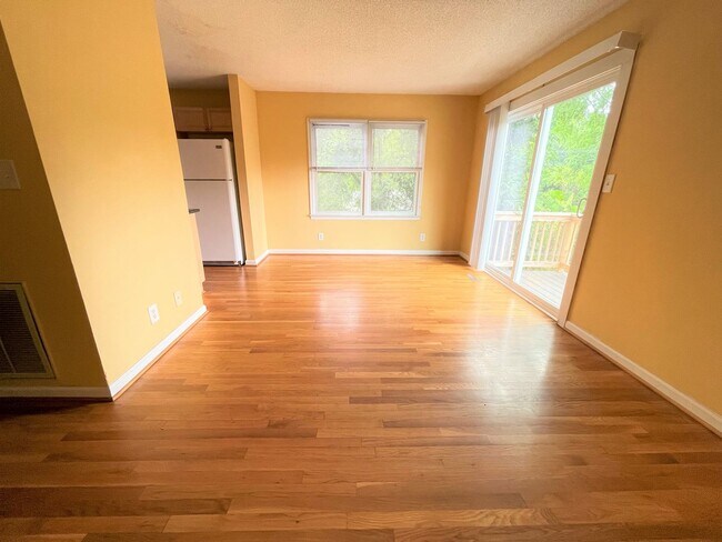 Building Photo - Large updated 4br 3.5ba duplex w/ parking ...