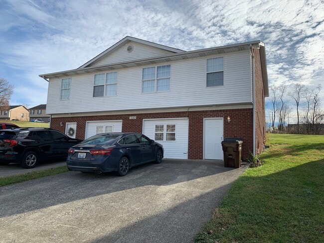 Building Photo - 1065 B Brandy Lane