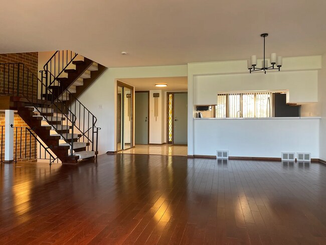 Entrada - 8306 Berkhansted Ct