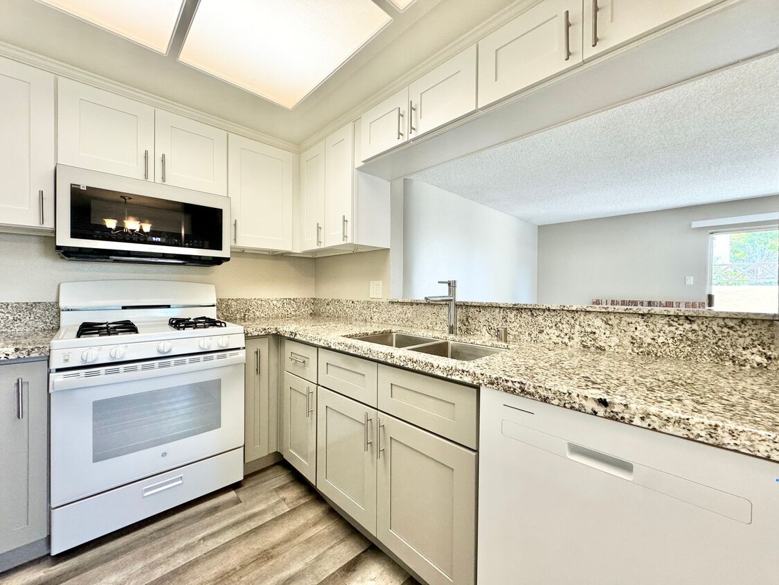 Foto principal - Beautiful 3B 2BA Condo in Eastlake w/ AC a...