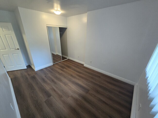 Building Photo - 206 Greenway Crescent W