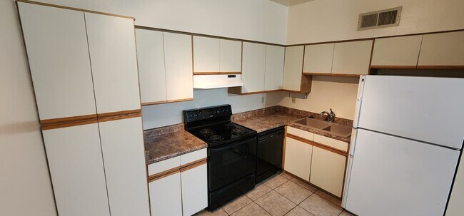 Building Photo - 1041 N Mesa Dr