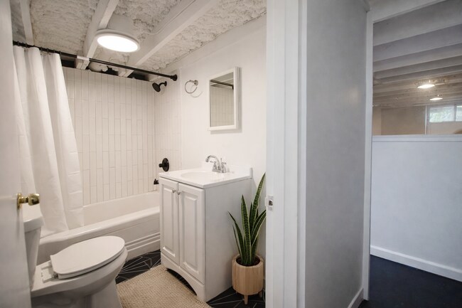 Baño - 1713 E Main St