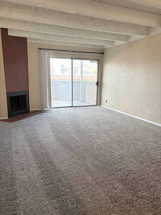 Foto del edificio - 2 Bedroom Lower Level Unit - ALL UTILITIES...
