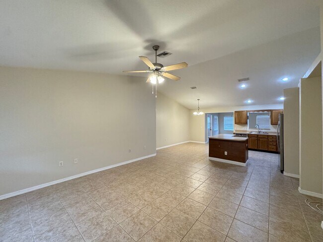 Foto del edificio - $300 OFF A MONTH OF RENT! Lovely, Spacious 2 Bedroom, 2 Bathroom Home in Sebring!!