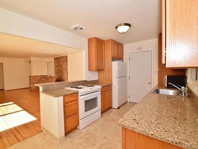 Foto del edificio - 353 Miller Creek Rd
