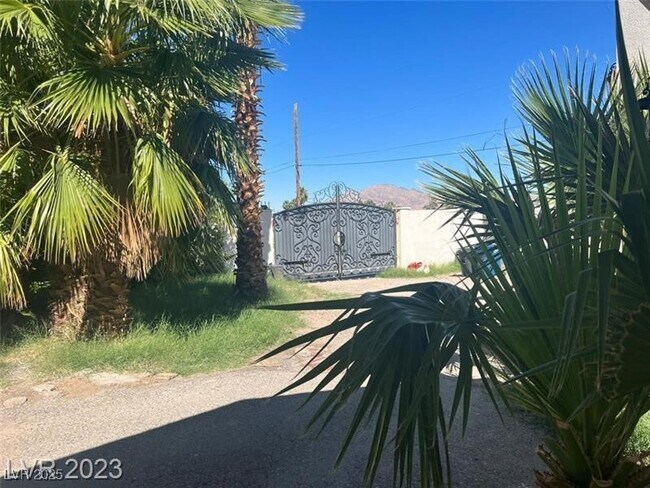 Building Photo - 4425 Sunflower Ave