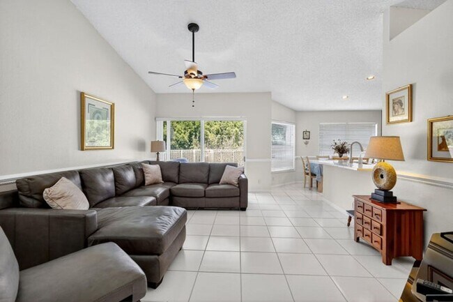 Building Photo - 1520 S Club Dr