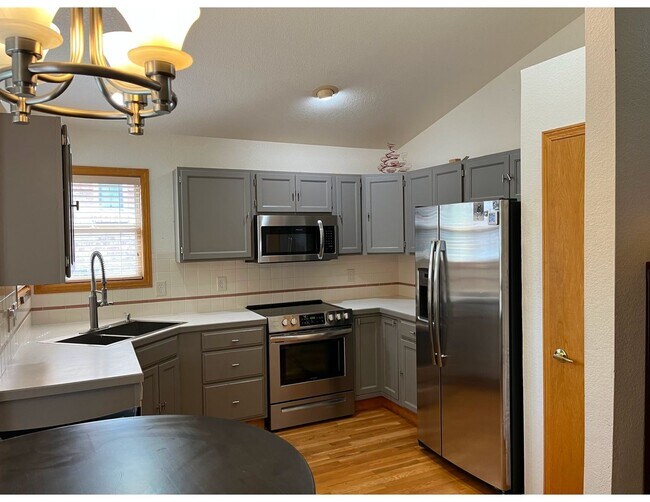 Foto del edificio - $300 Move in incentive! 4 BED/3 BATH CHARM...