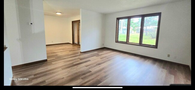 Foto del edificio - 405 Hillcrest St E