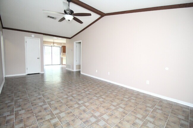 Building Photo - -Bed, 1.5-Bath Duplex in Bellview with Garage, Indoor Laundry, and Private Fenced Backyard