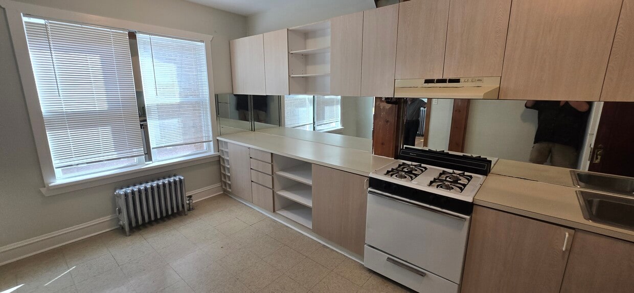 Foto principal - 5236 W Fullerton Ave