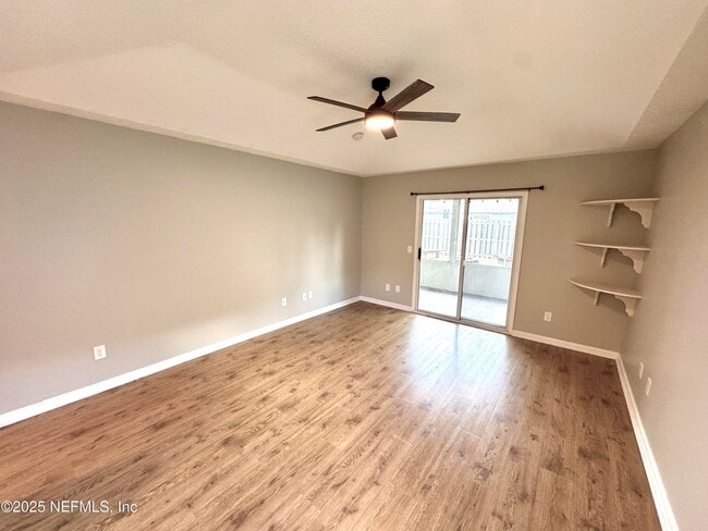 Foto del edificio - 12850 Chets Creek Dr N