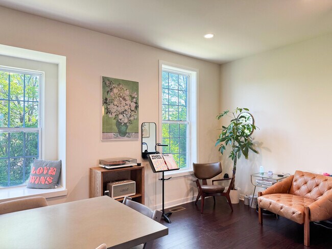 Building Photo - 2856 Ridington Rd