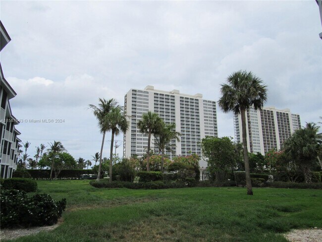 Building Photo - 2700 Banyan Rd