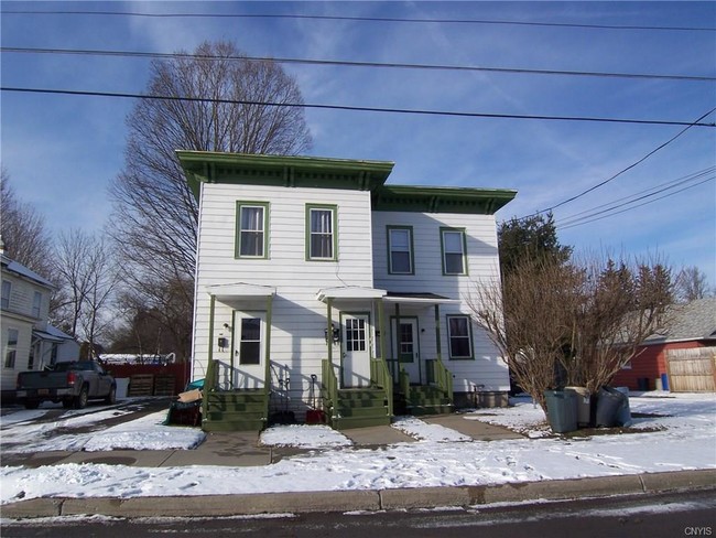 Building Photo - 231 E Railroad St