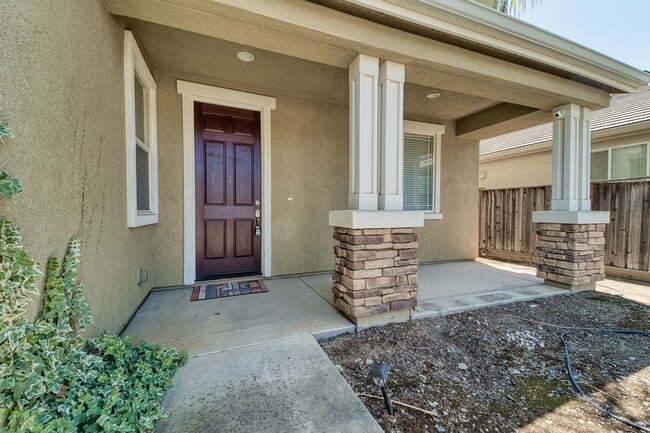 Building Photo - Spacious 4-Bedroom Home with Den – North Y...