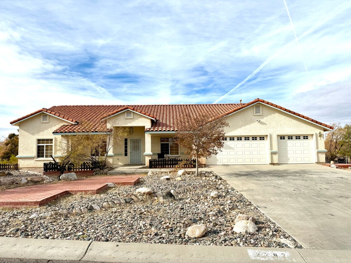 Foto principal - Spacious 3 Bedroom Home in Kingman Foothil...