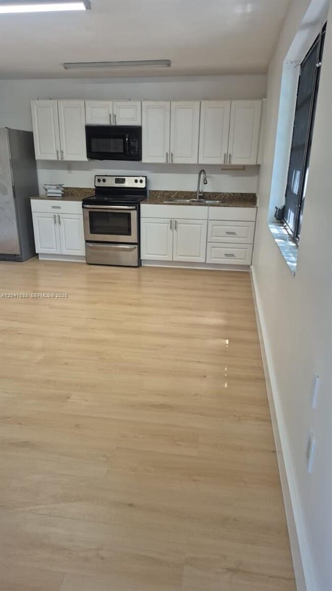 Building Photo - 257 W 45th St