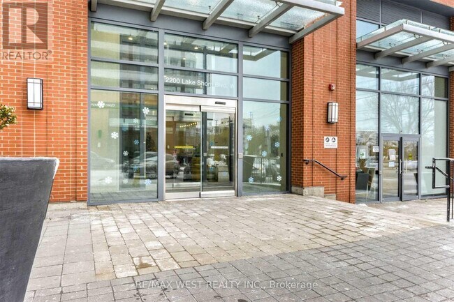 Photo du bâtiment - 2200 Lake Shore Blvd W