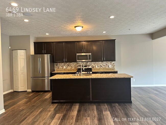 Building Photo - Beautiful 3 bedroom 3 bath townhome!