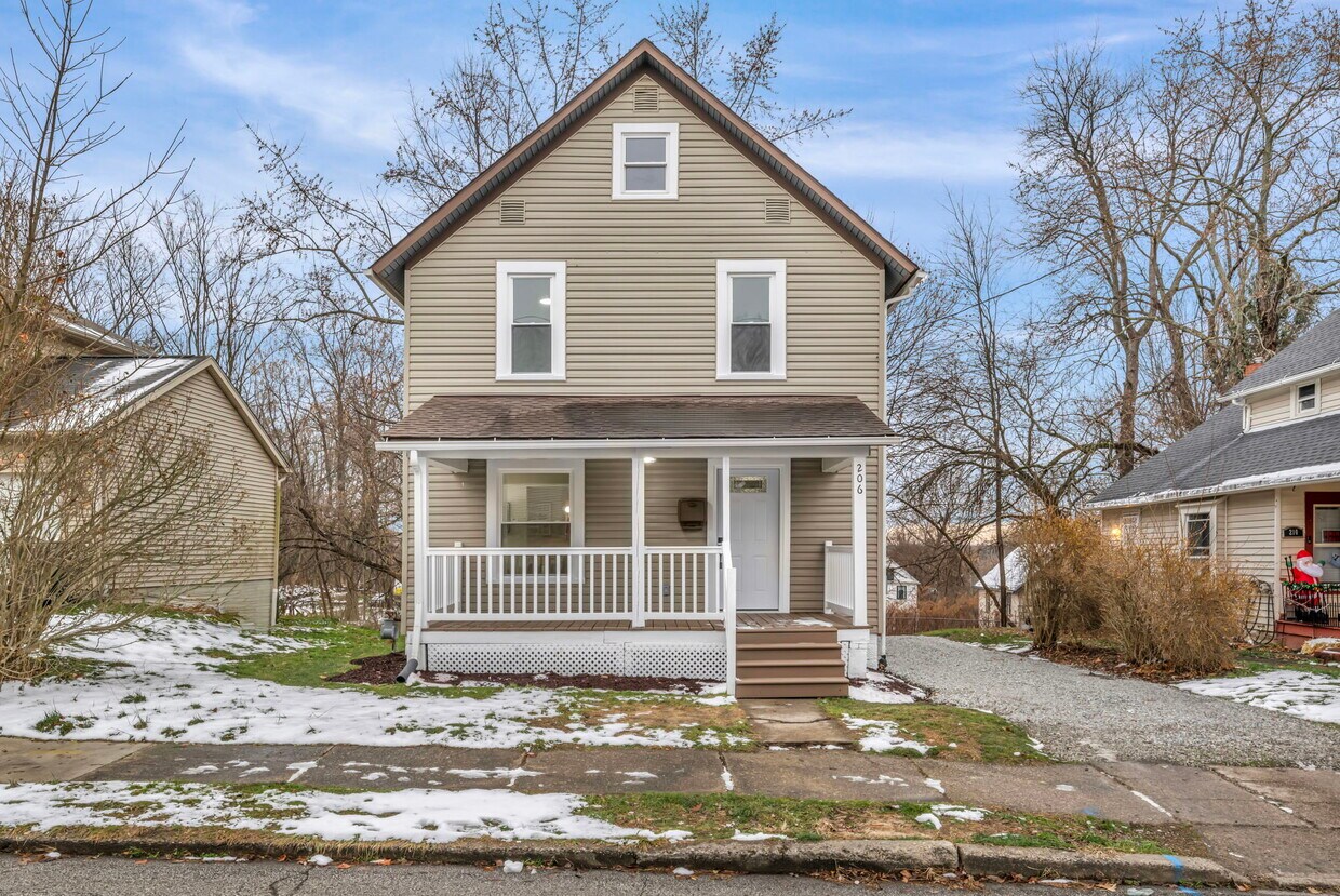 Primary Photo - 206 Paris Ave