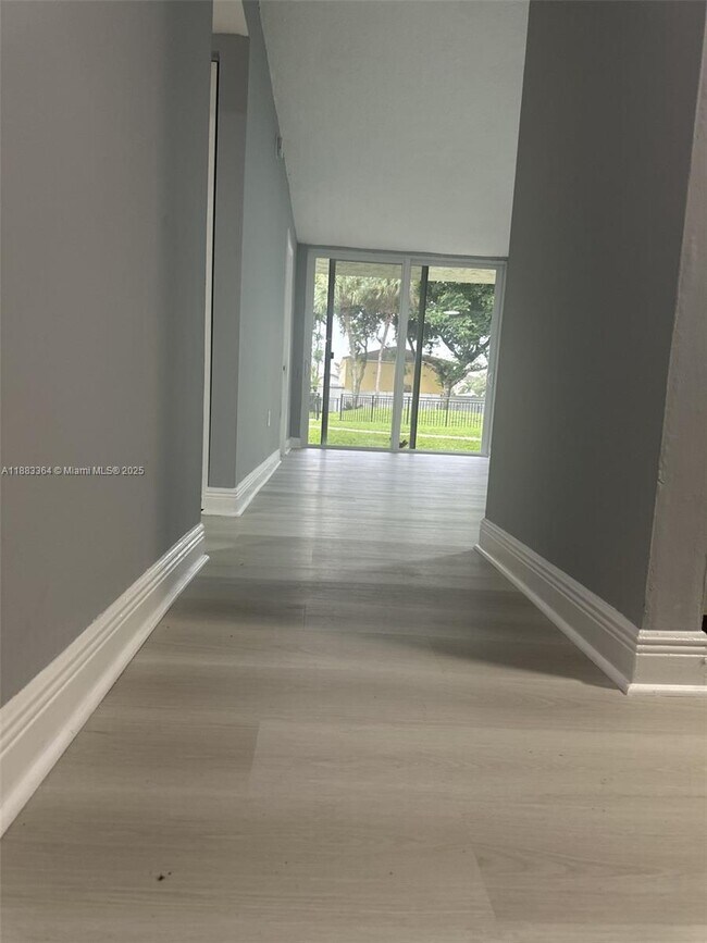 Foto del edificio - 10000 NW 80th Ct