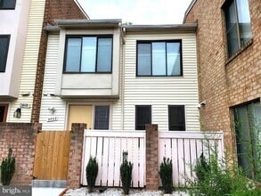 Building Photo - 9668 Brassie Way